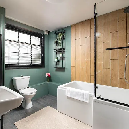 New Stylish & Cosy-2bed-basement-central Flat-by Fabaccommodation דירה בריסטול